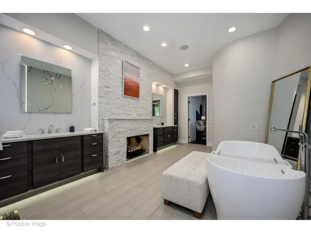 32 East Bellevue Place Chicago IL 60611