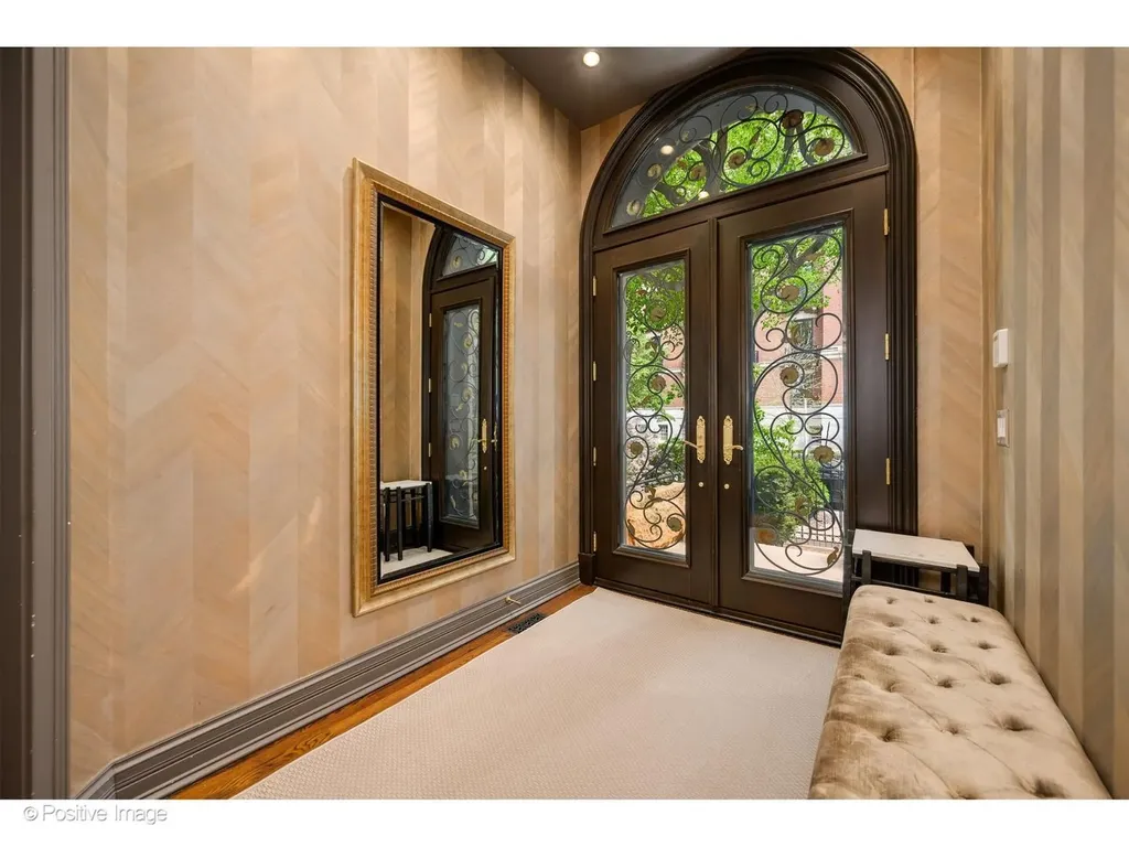 32 East Bellevue Place Chicago IL 60611