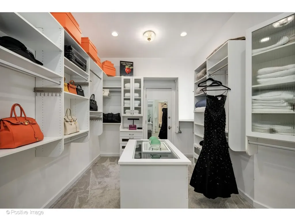 32 East Bellevue Place Chicago IL 60611