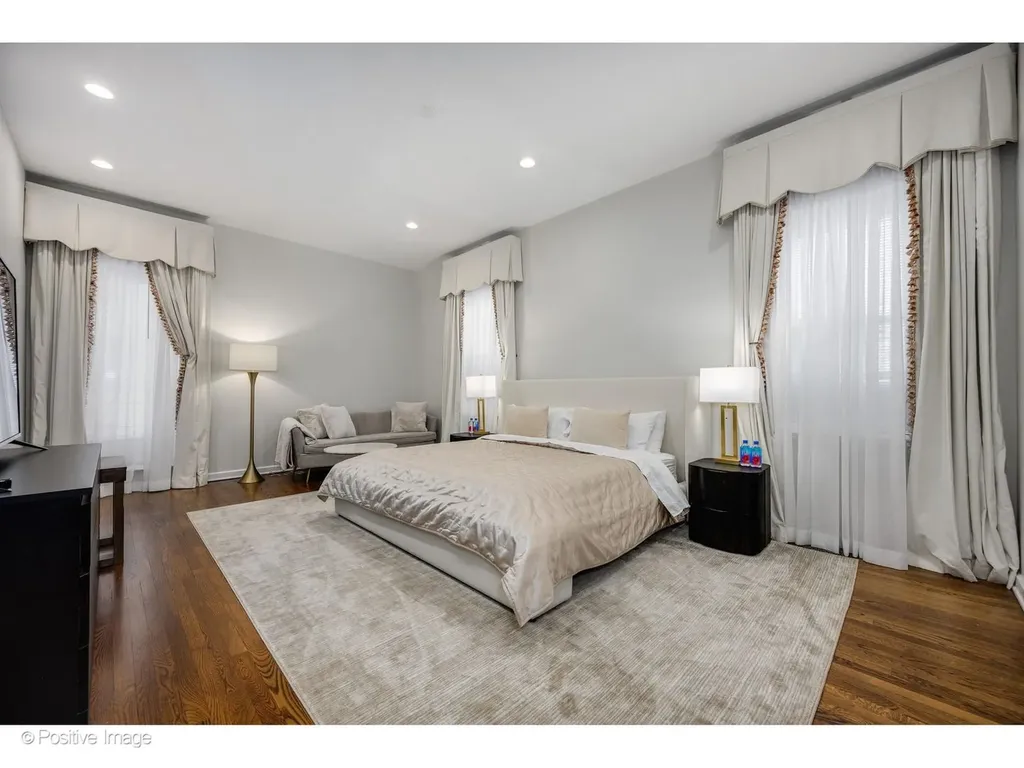 32 East Bellevue Place Chicago IL 60611