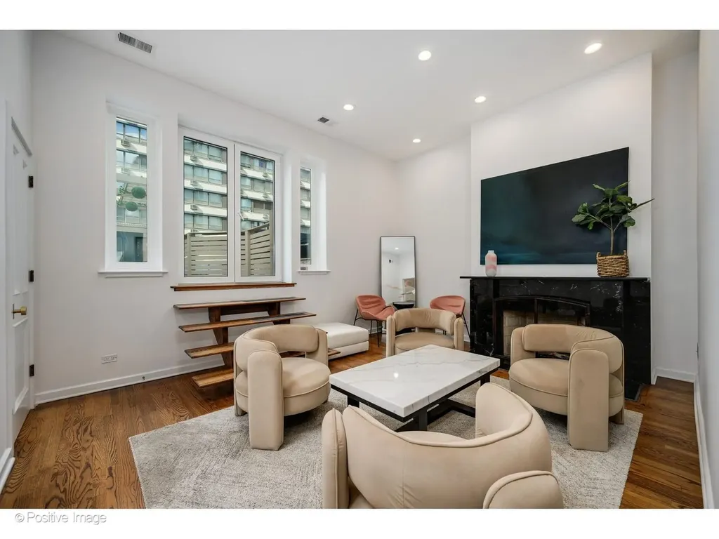 32 East Bellevue Place Chicago IL 60611