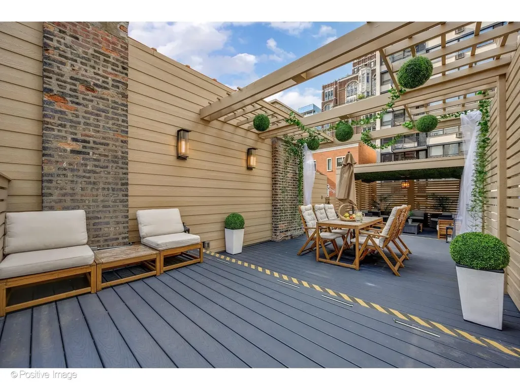 32 East Bellevue Place Chicago IL 60611