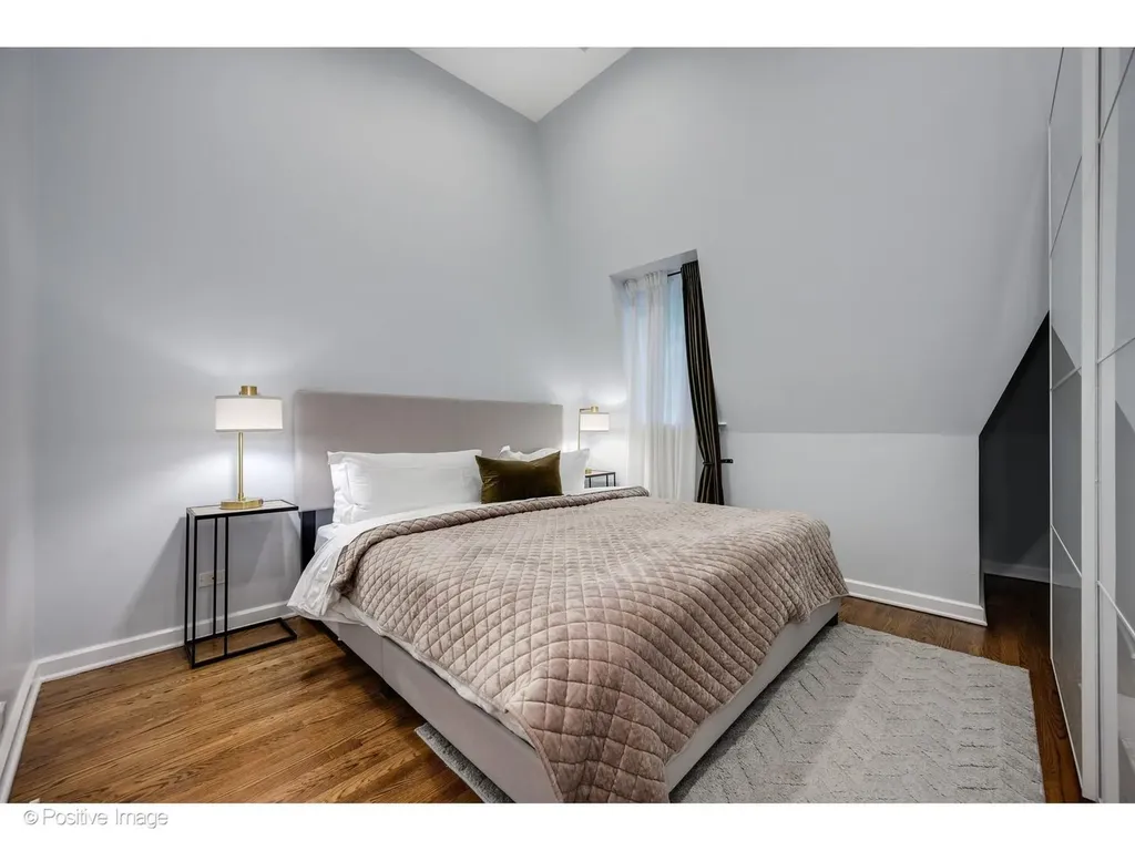 32 East Bellevue Place Chicago IL 60611