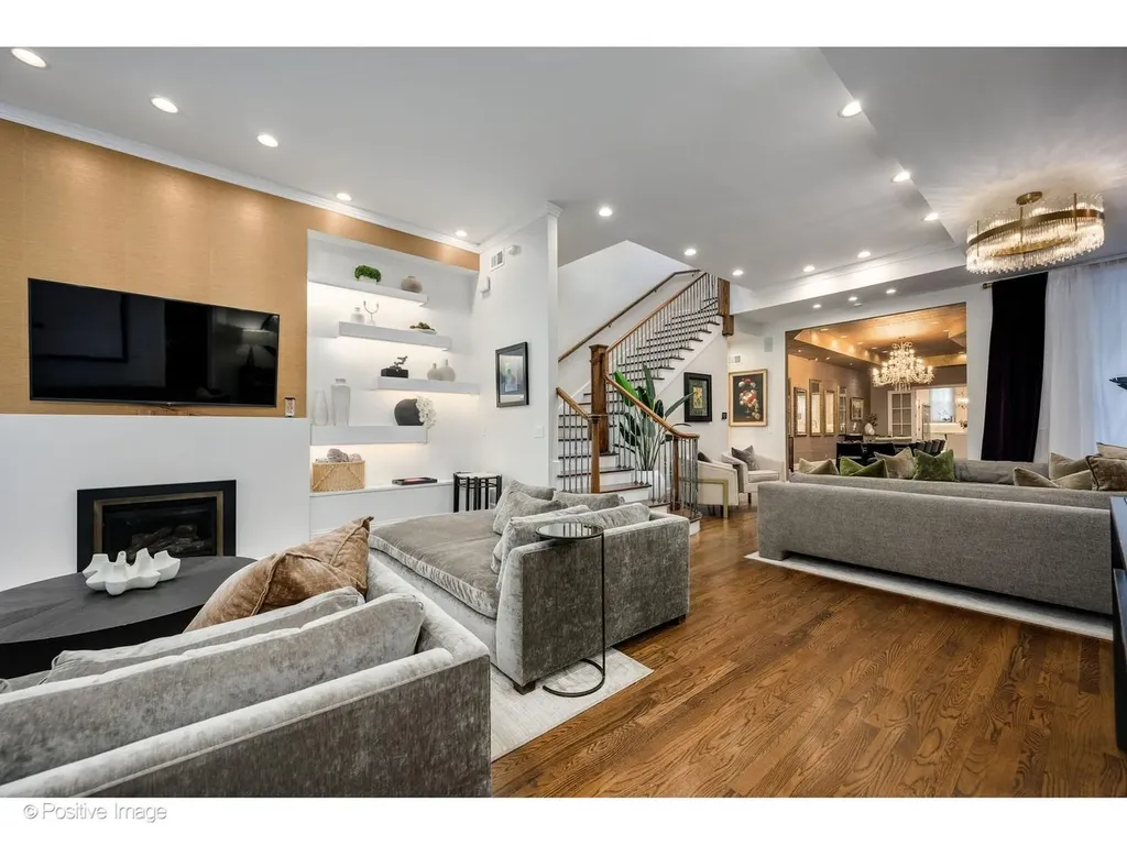 32 East Bellevue Place Chicago IL 60611