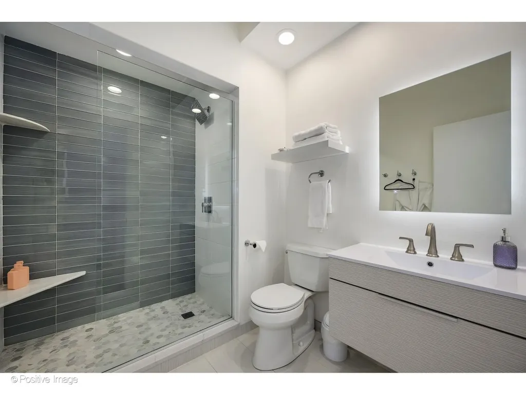 32 East Bellevue Place Chicago IL 60611