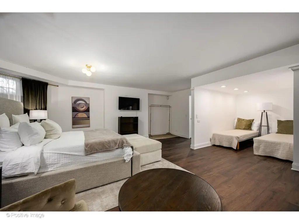 32 East Bellevue Place Chicago IL 60611