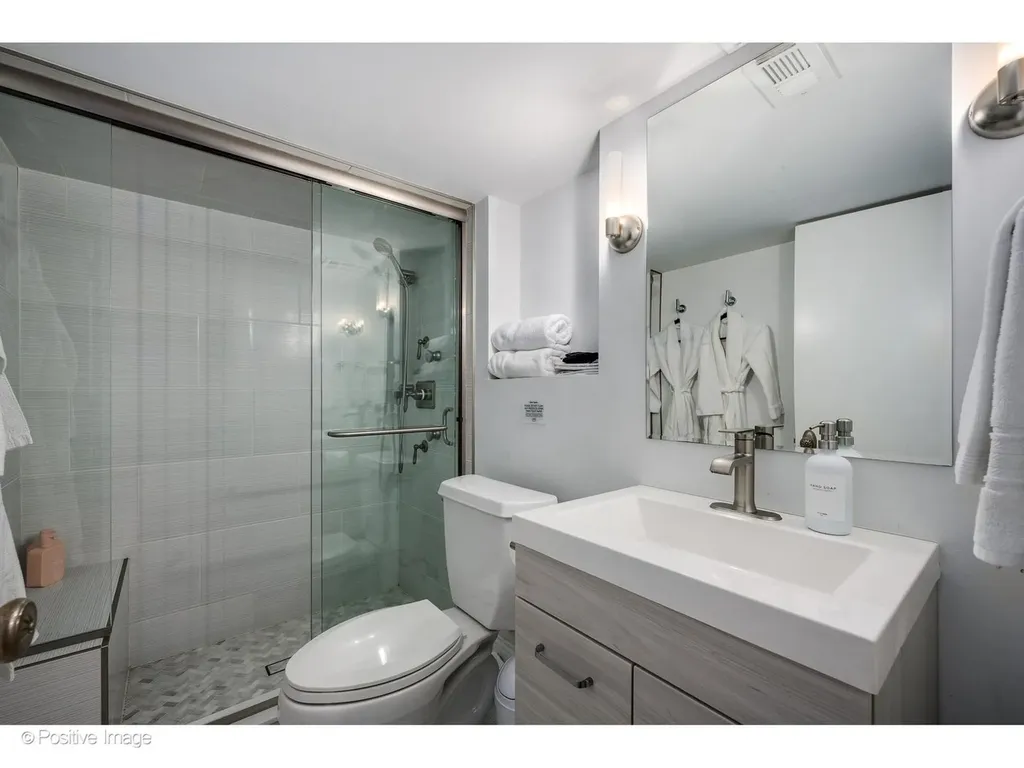 32 East Bellevue Place Chicago IL 60611