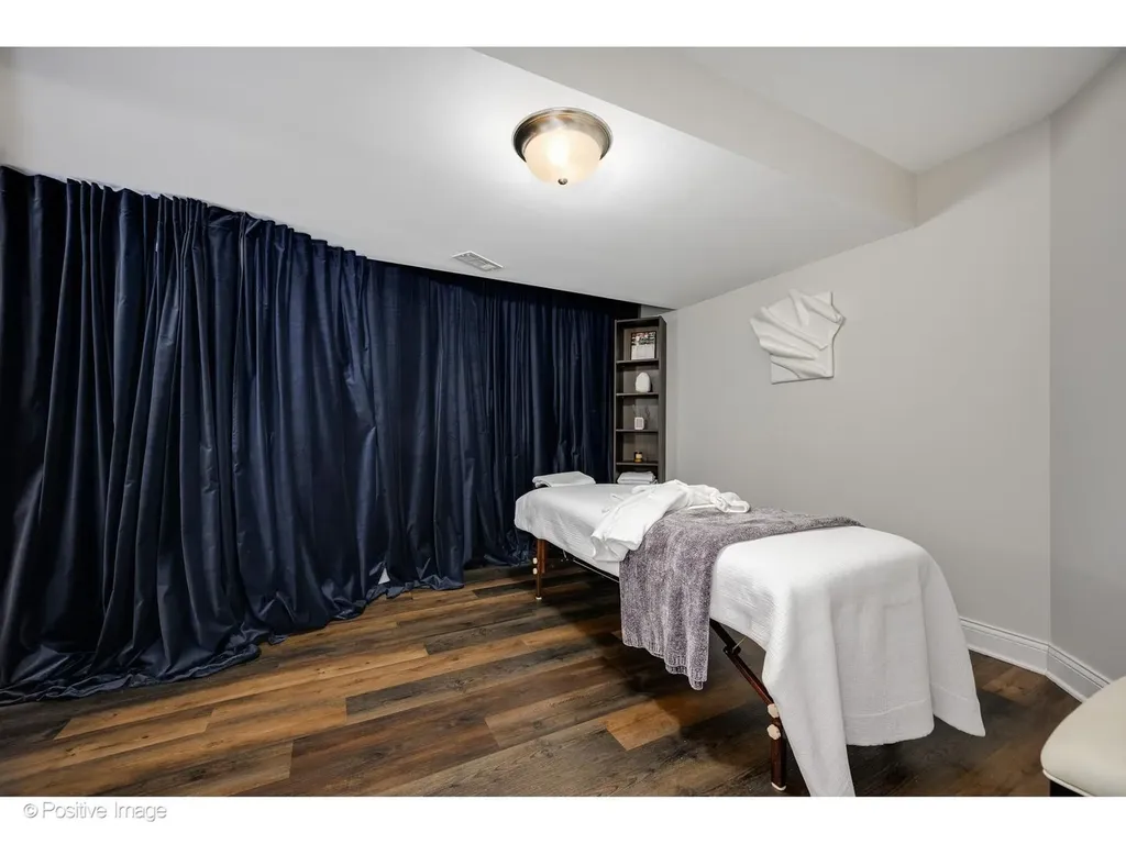 32 East Bellevue Place Chicago IL 60611