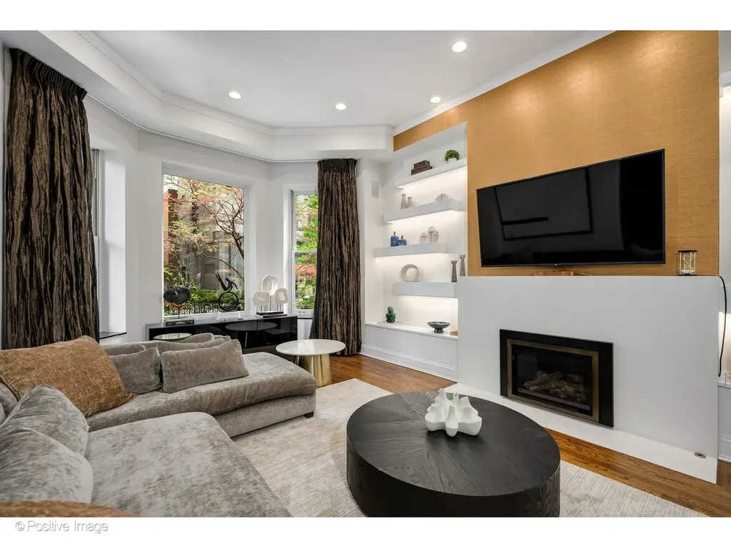 32 East Bellevue Place Chicago IL 60611