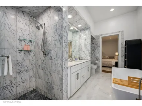 32 East Bellevue Place Chicago IL 60611