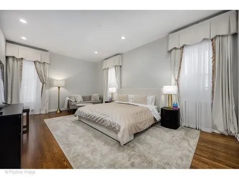 32 East Bellevue Place Chicago IL 60611