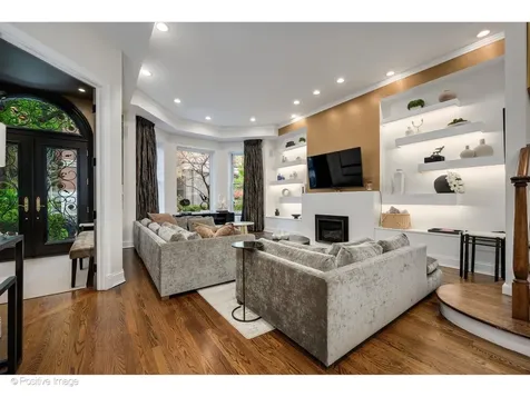 32 East Bellevue Place Chicago IL 60611