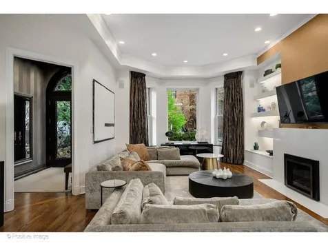 32 East Bellevue Place Chicago IL 60611