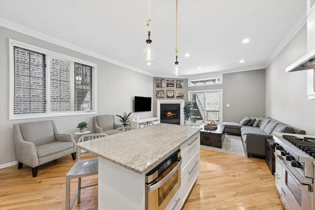 2338 North Oakley Avenue Chicago IL 60647