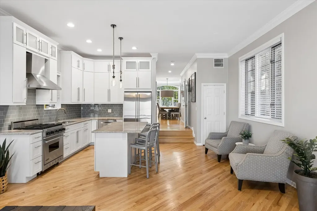 2338 North Oakley Avenue Chicago IL 60647