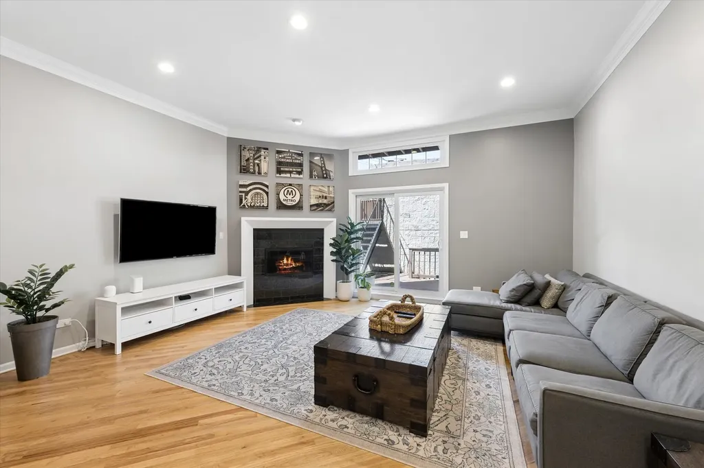 2338 North Oakley Avenue Chicago IL 60647