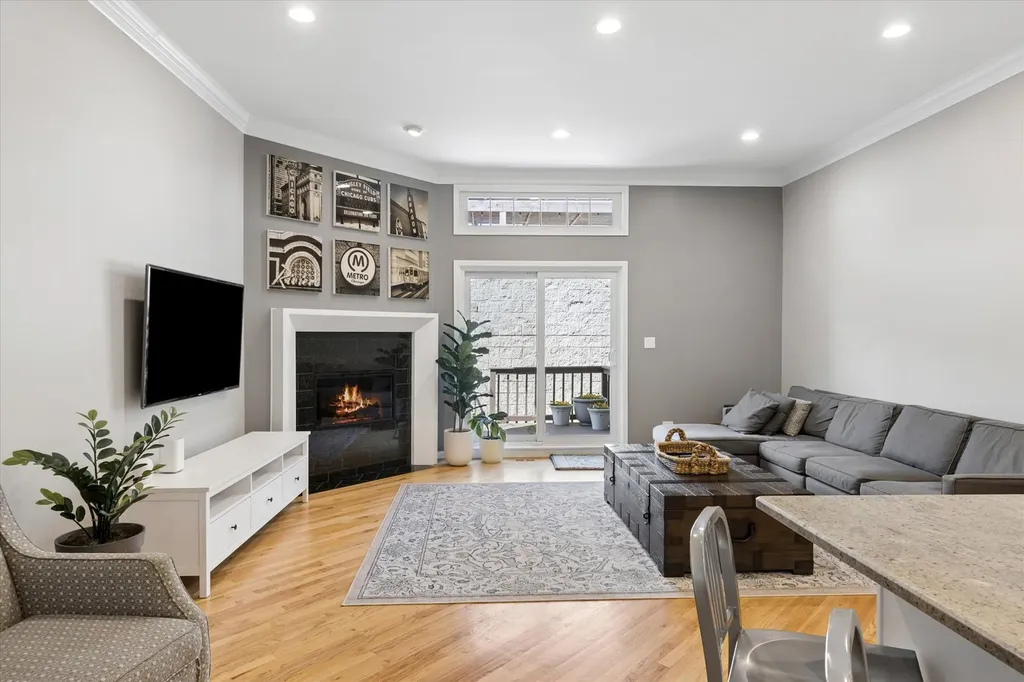 2338 North Oakley Avenue Chicago IL 60647