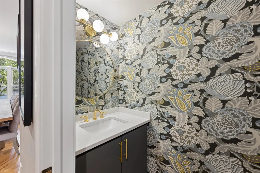 2338 North Oakley Avenue Chicago IL 60647