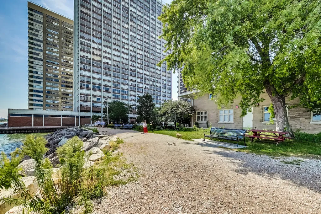 6171 North Sheridan Road Chicago IL 60660