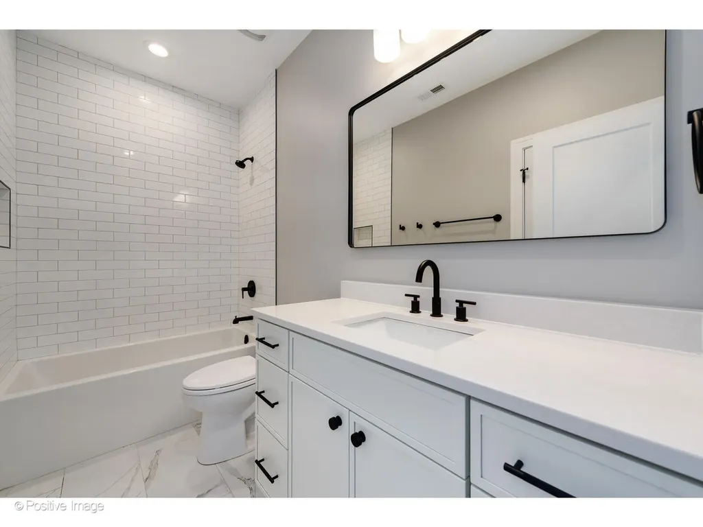 3107 North Oakley Avenue Chicago IL 60618