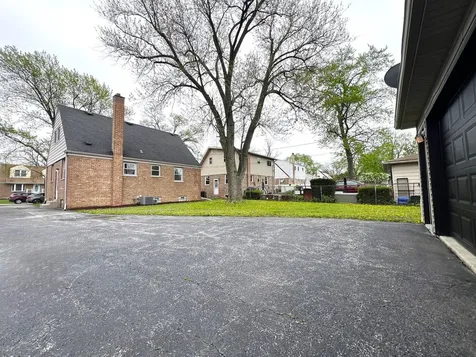 17524 Walter Street Lansing IL 60438