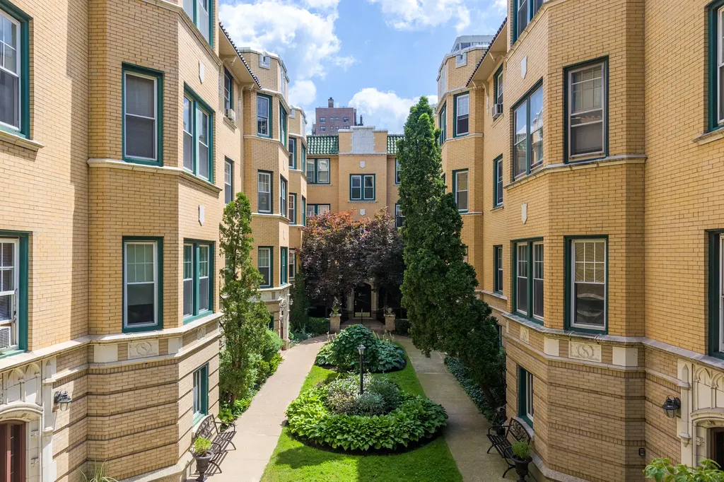 5515 North Winthrop Avenue Chicago IL 60640