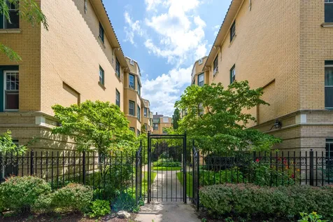 5515 North Winthrop Avenue Chicago IL 60640