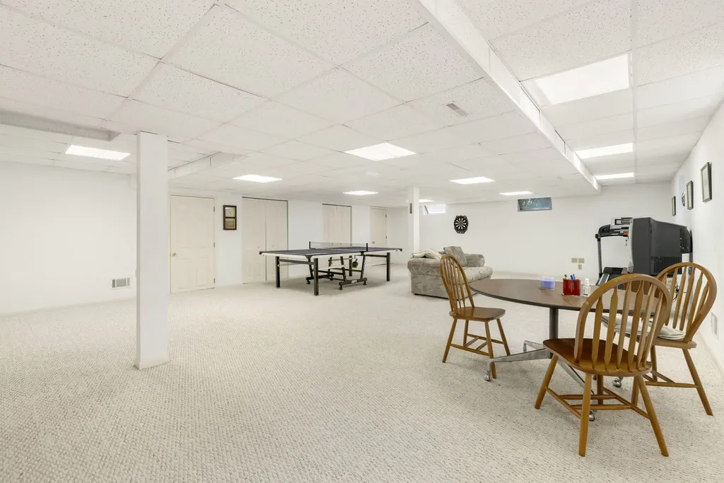 65 Regent Drive Oak Brook IL 60523