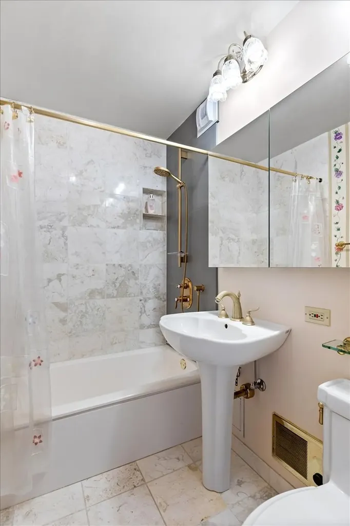 2626 North Lakeview Avenue Chicago IL 60614