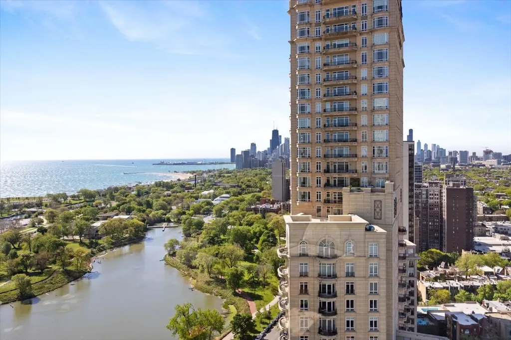 2626 North Lakeview Avenue Chicago IL 60614