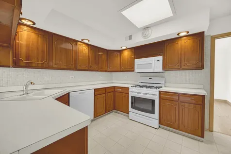 10916 Kingston Street Westchester IL 60154