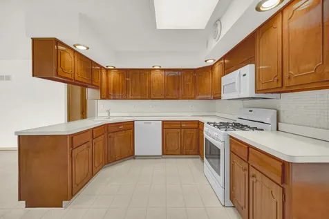 10916 Kingston Street Westchester IL 60154