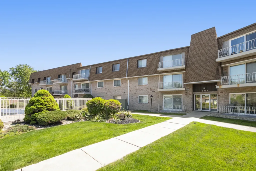 3240 North Manor Drive Lansing IL 60438