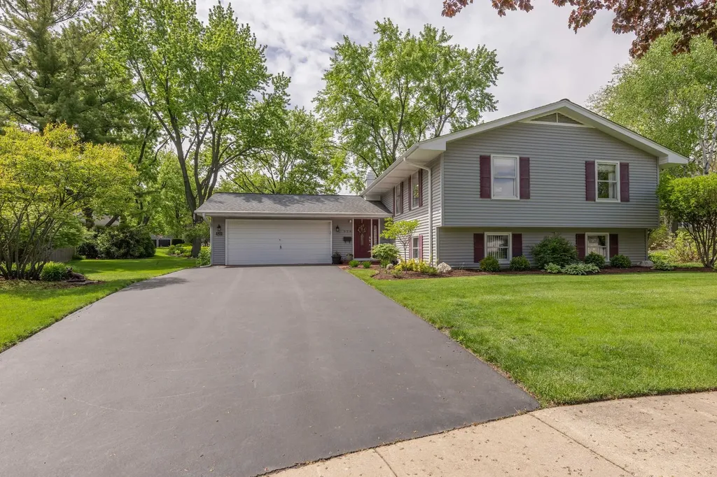 520 South 15th Court St. Charles IL 60174