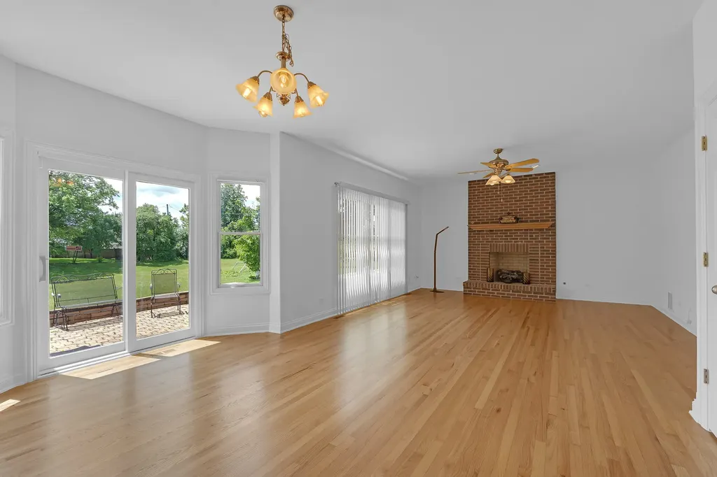 427 West Natoma Avenue Addison IL 60101