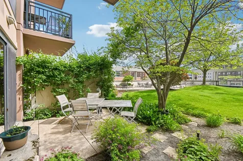807 Davis Street Evanston IL 60201