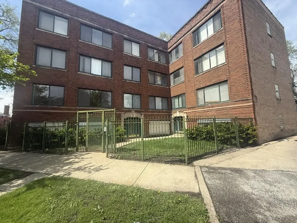 8008 South Ridgeland Avenue Chicago IL 60617
