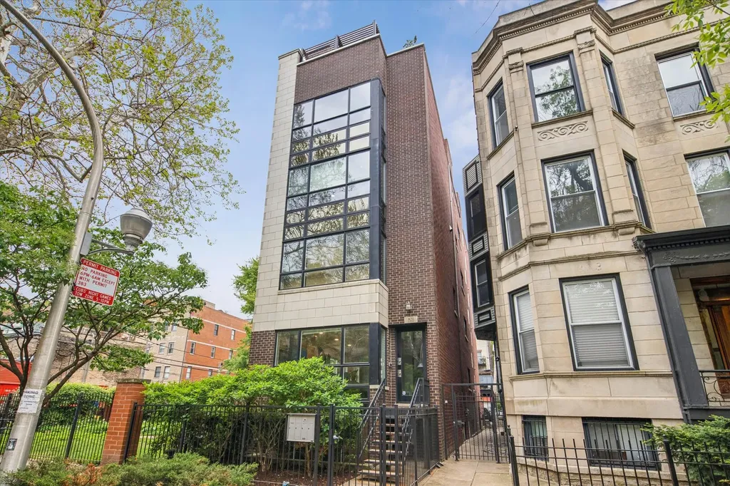 821 West Roscoe Street Chicago IL 60657