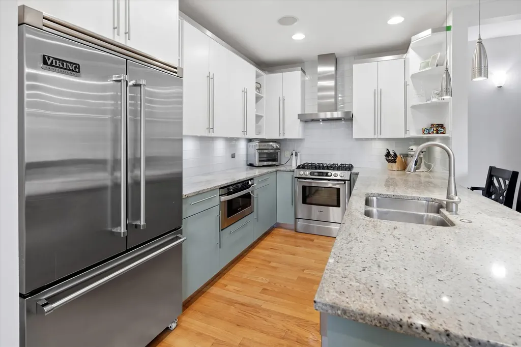 821 West Roscoe Street Chicago IL 60657