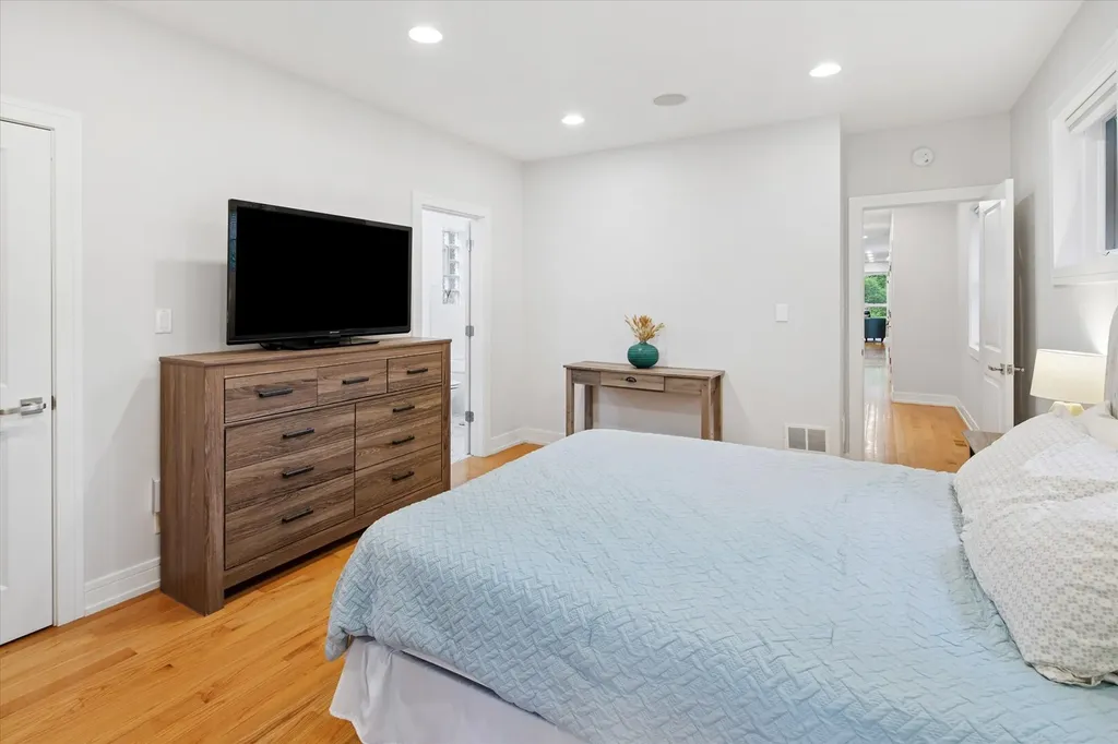 821 West Roscoe Street Chicago IL 60657