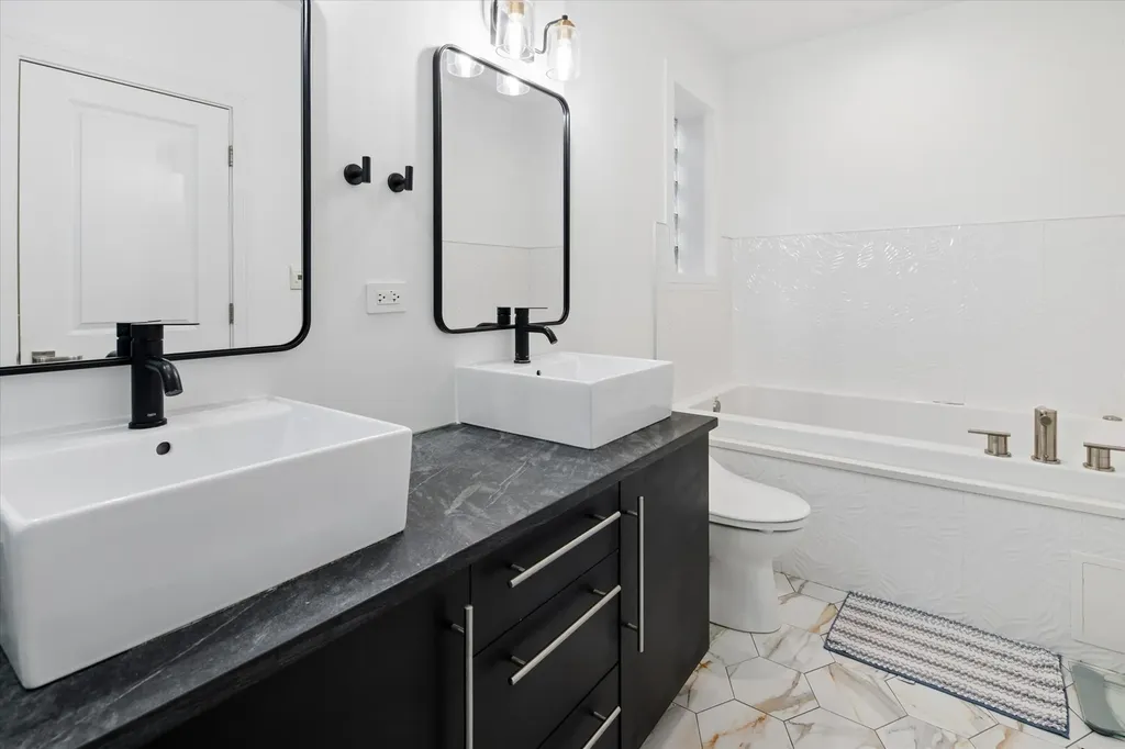 821 West Roscoe Street Chicago IL 60657