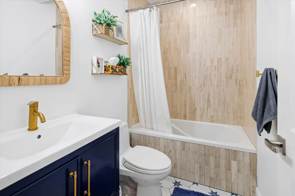 821 West Roscoe Street Chicago IL 60657