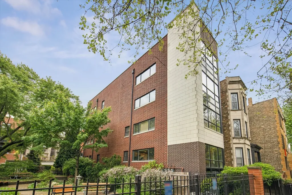 821 West Roscoe Street Chicago IL 60657