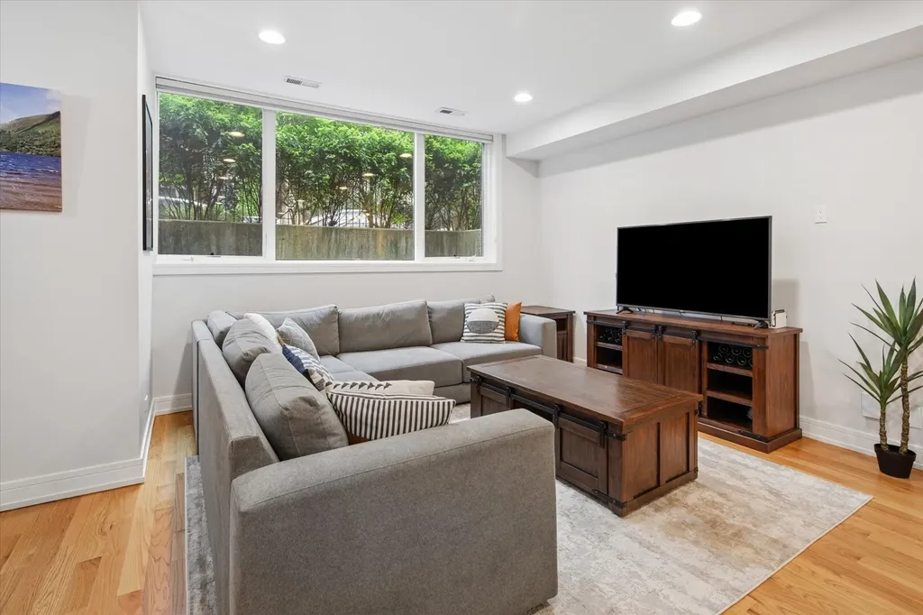 821 West Roscoe Street Chicago IL 60657