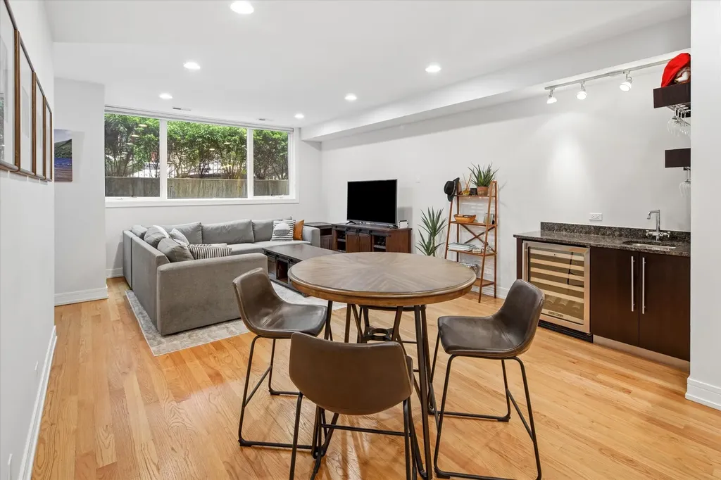 821 West Roscoe Street Chicago IL 60657