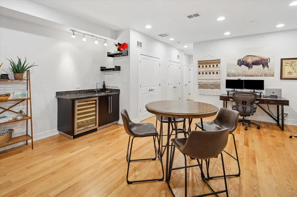 821 West Roscoe Street Chicago IL 60657