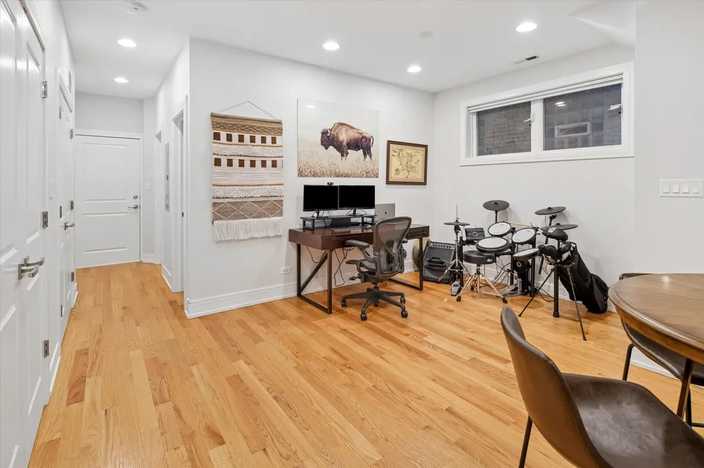 821 West Roscoe Street Chicago IL 60657