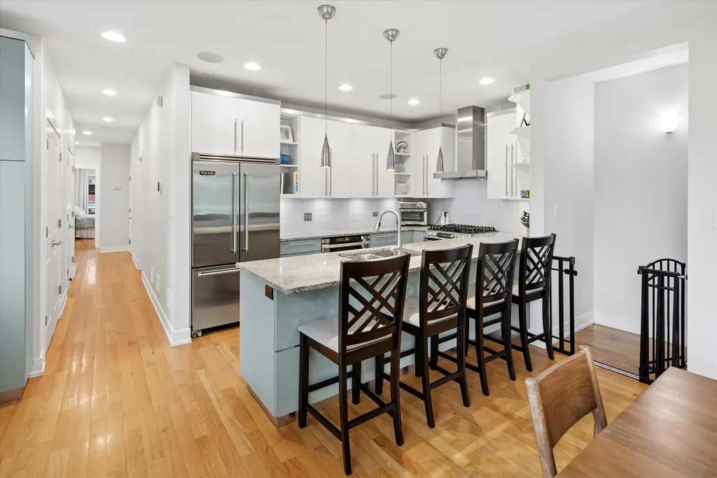 821 West Roscoe Street Chicago IL 60657