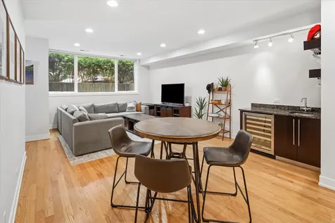 821 West Roscoe Street Chicago IL 60657