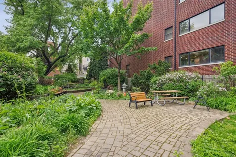 821 West Roscoe Street Chicago IL 60657